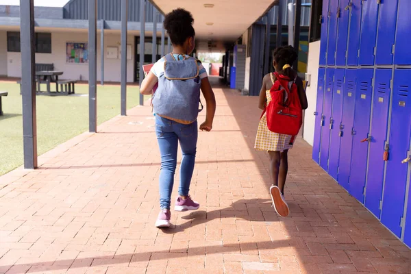 Gelukkige Afro Amerikaanse Schoolkinderen Lopen Met Schooltassen School Onderwijs Jeugd — Stockfoto