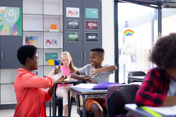 快乐的非洲裔美国女教师和男孩在课堂上练习手语 小学和学习概念 — 图库照片