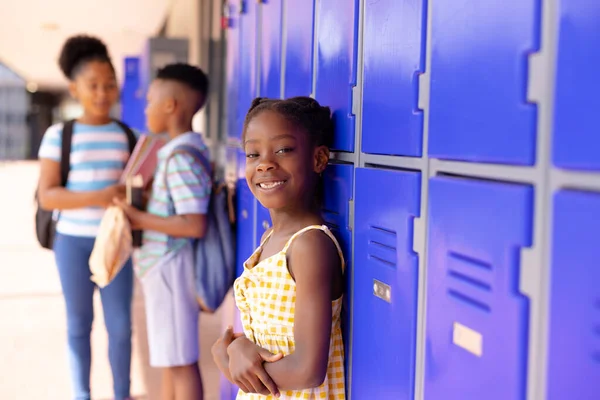 Portret Van Een Gelukkig Afrikaans Amerikaans Schoolmeisje Naast Een Kluisje — Stockfoto