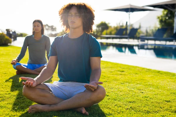 Yoga Yapan Bahçede Meditasyon Yapan Bir Grup Arkadaş Arkadaşlık Sağlıklı — Stok fotoğraf