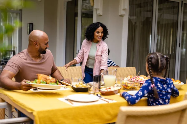 快乐的亲生父母和女儿在阳台上吃饭和吃饭 食物和生活方式 — 图库照片