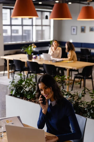 Щаслива Середня Східна Випадкова Бізнес Леді Використовуючи Ноутбук Розмовляючи Смартфонах — стокове фото