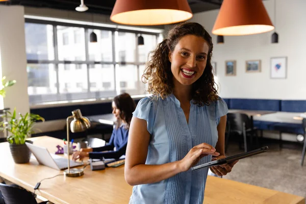 Πορτρέτο Της Ευτυχούς Καυκάσιας Casual Επιχειρηματίας Χρησιμοποιώντας Tablet Στο Γραφείο — Φωτογραφία Αρχείου