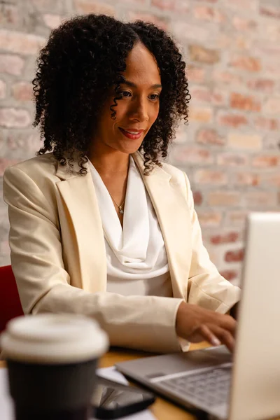 快乐的非洲裔美国临时女商人在办公室使用笔记本电脑 临时办公室 通信和工作 未经改动 — 图库照片