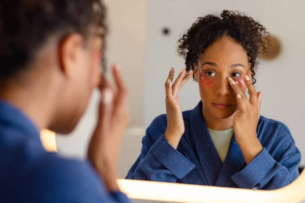 Mulher Racial Roupão Usando Máscara Ocular Banheiro Estilo Vida Beleza — Fotografia de Stock