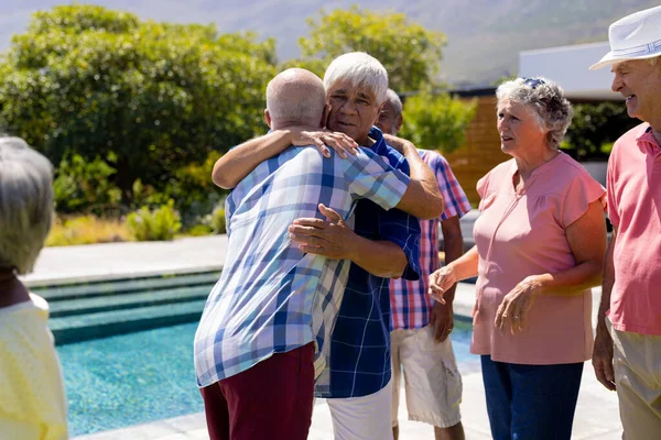 快乐的老年人参加聚会 在花园里拥抱 老年生活方式 友谊和放松 — 图库照片