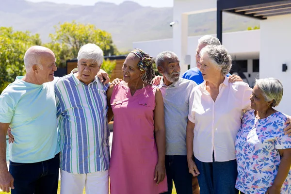 Gruppo Anziani Felici Diverse Persone Che Abbracciano Sorridono Giardino Stile — Foto Stock