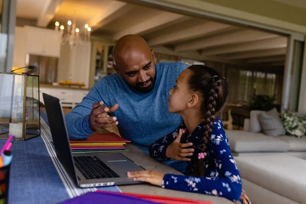 Pai Biracial Feliz Ajudando Filha Usando Laptop Para Trabalhos Escolares — Fotografia de Stock