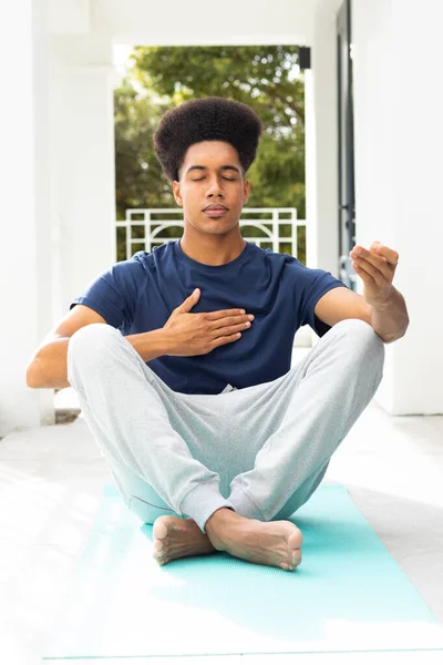 Avslappnad Biracial Man Praktiserar Yoga Meditation Sittande Balkong Välmående Fitness — Stockfoto