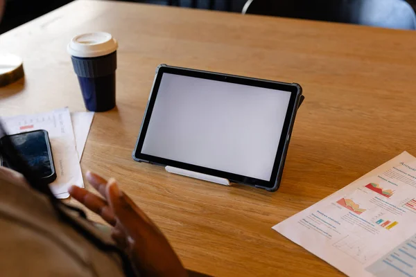 Συν Μέγεθος Αφροαμερικανός Casual Επιχειρηματίας Που Κάνει Βιντεοκλήση Χρησιμοποιώντας Tablet — Φωτογραφία Αρχείου