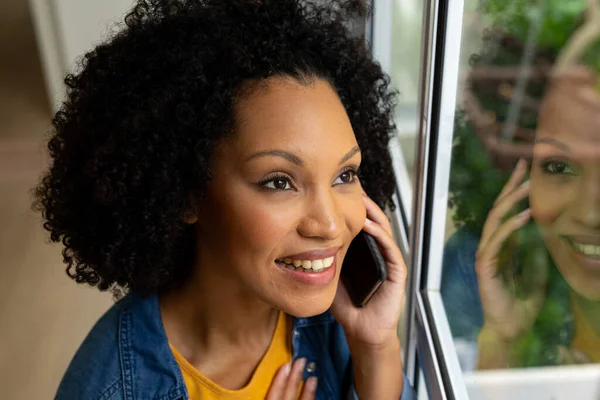 Šťastná Biracial Žena Mluví Smartphonu Dívá Okna Domů Životní Styl — Stock fotografie