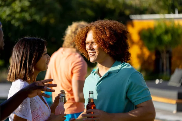 Feliz Grupo Diverso Amigos Teniendo Fiesta Bebiendo Cerveza Hablando Jardín —  Fotos de Stock