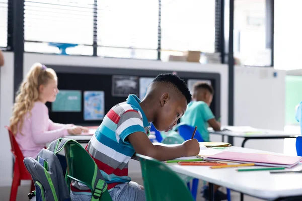 Afro Amerikaanse Schooljongen Werkt Aan Zijn Bureau Diverse Elementaire Klas — Stockfoto