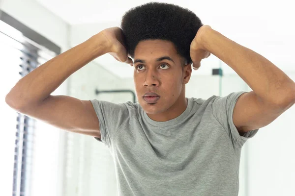 Biracial Mann Blick Den Spiegel Überprüft Seine Haare Sonnigen Badezimmer — Stockfoto