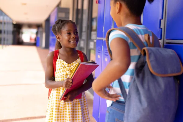 Gelukkige Afro Amerikaanse Schoolkinderen Die Naast Een Kluisje School Staan — Stockfoto