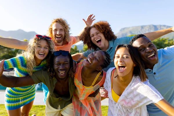 Retrato Feliz Grupo Diverso Amigos Teniendo Fiesta Sonriendo Jardín Estilo —  Fotos de Stock