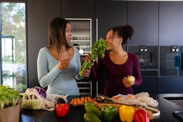 Feliz Pareja Lesbianas Birraciales Desempacando Comestibles Cocina Compras Comida Estilo —  Fotos de Stock