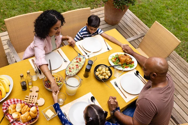 Glückliche Eltern Sohn Und Tochter Beten Vor Dem Essen Händchen — Stockfoto