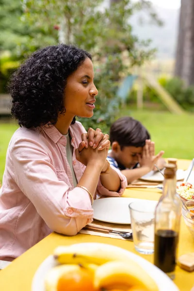 Boldog Félvér Anya Fia Imádkoznak Étkezés Előtt Asztalnál Ülnek Napos — Stock Fotó
