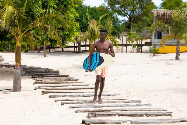 Homem Biracial Carregando Prancha Andando Praia Ensolarada Inalterado Estilo Vida — Fotografia de Stock