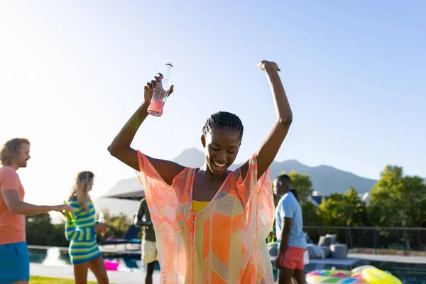 Feliz Mujer Afroamericana Bailando Con Sus Amigos Fiesta Jardín Estilo — Foto de Stock