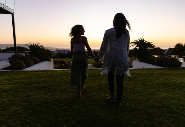 美丽的女同性恋夫妇手牵着手 日落时分在花园散步 生活方式 自然和家庭生活 — 图库照片
