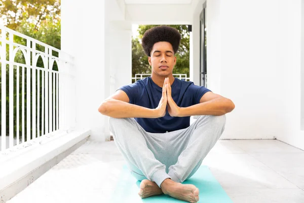 Avslappnad Biracial Man Praktiserar Yoga Meditation Sittande Balkong Välmående Fitness — Stockfoto