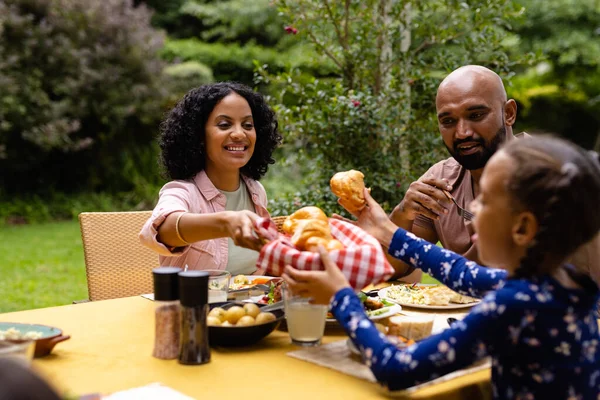 幸せな出産の両親と娘のテーブルで食事をし 庭で話して座っている 一緒に 食べ物とライフスタイル 変わらない — ストック写真