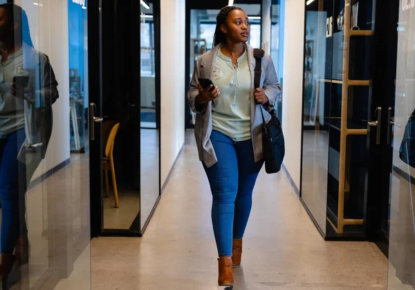 Femme Affaires Occasionnelle Afro Américaine Grande Taille Utilisant Smartphone Dans — Photo