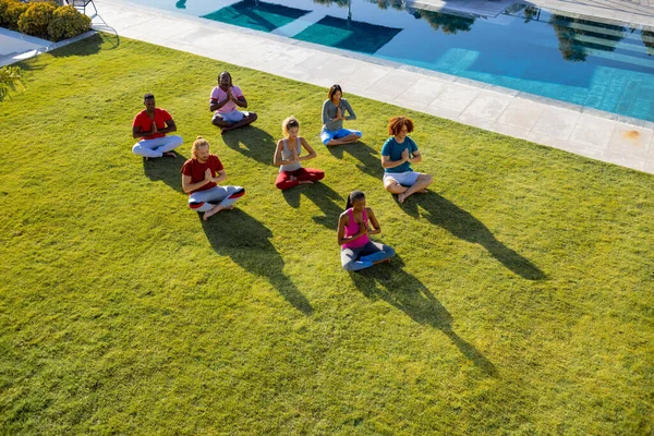 Grupo Diversos Amigos Haciendo Yoga Meditando Jardín Amistad Estilo Vida — Foto de Stock
