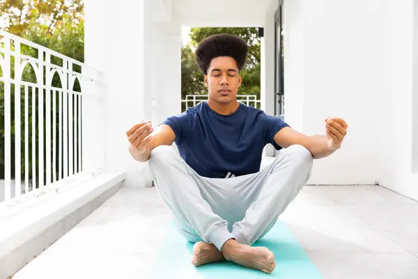 Avslappnad Biracial Man Praktiserar Yoga Meditation Sittande Balkong Lotus Position — Stockfoto