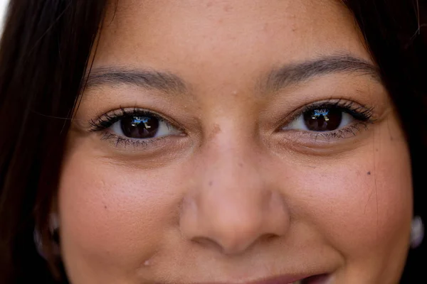 Портрет Счастливой Расовой Женщины Смотрящей Камеру Улыбающейся Стиль Жизни Свободное — стоковое фото