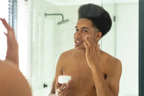 Glücklicher Mann Der Den Spiegel Schaut Und Sonnigen Badezimmer Gesichtscreme — Stockfoto