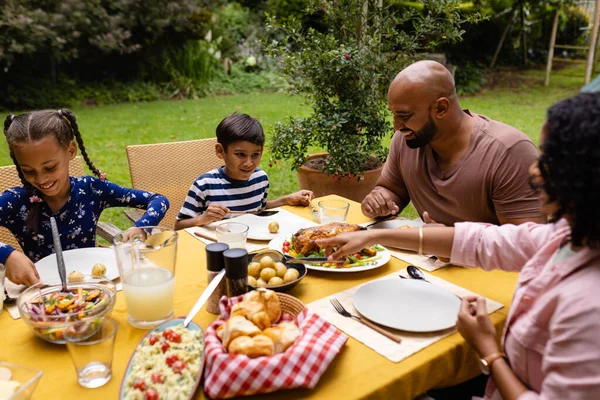 Heureux Parents Biraciaux Fils Fille Assis Table Train Manger Dans — Photo