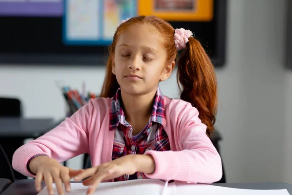 Studentessa Cieca Biraciale Seduta Alla Scrivania Leggere Braille Classe Istruzione — Foto Stock