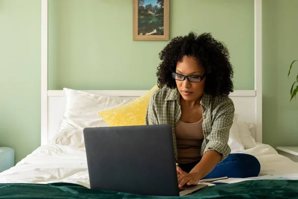 Biracial Vrouw Doet Papierwerk Met Behulp Van Laptop Smartphone Bed — Stockfoto