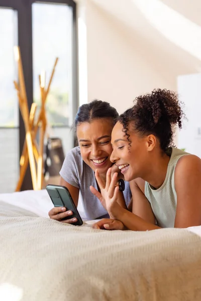 Feliz Pareja Lesbianas Birraciales Usando Smartphone Cama Dormitorio Relajación Estilo — Foto de Stock