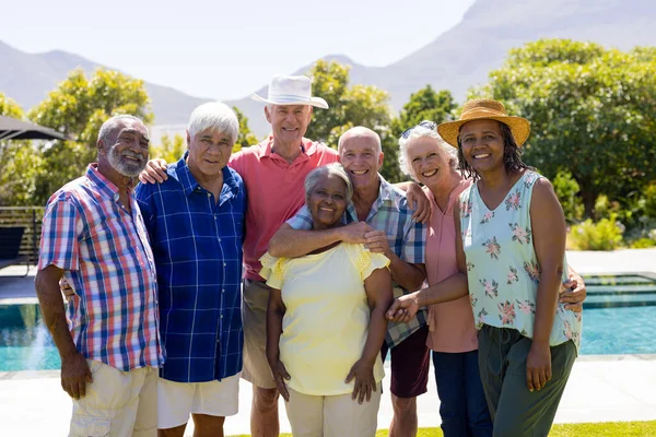 Ritratto Anziani Felici Diverse Persone Che Abbracciano Sorridono Giardino Stile — Foto Stock