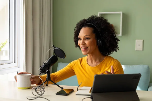 Boldog Biracial Segítségével Fejhallgató Tabletta Mikrofon Podcasting Otthonról Kommunikáció Technológia — Stock Fotó