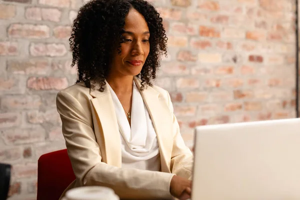 快乐的非洲裔美国临时女商人在办公室使用笔记本电脑 临时办公室 通信和工作 未经改动 — 图库照片