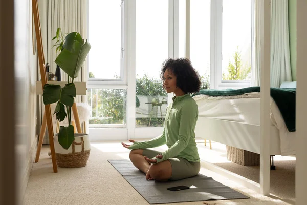 Mulher Biracial Praticando Meditação Ioga Quarto Estilo Vida Bem Estar — Fotografia de Stock