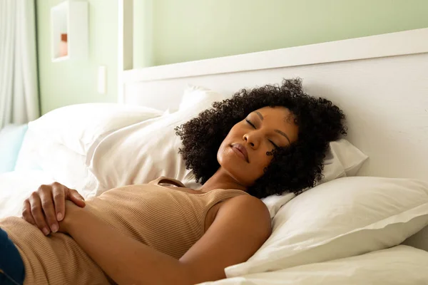 Mulher Biracial Dormindo Cama Quarto Relaxamento Estilo Vida Bem Estar — Fotografia de Stock