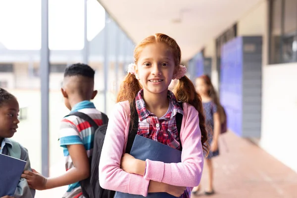 Lkokul Koridorunda Gülümseyen Melez Kız Öğrenci Portresi Fotokopi Alanı Var — Stok fotoğraf