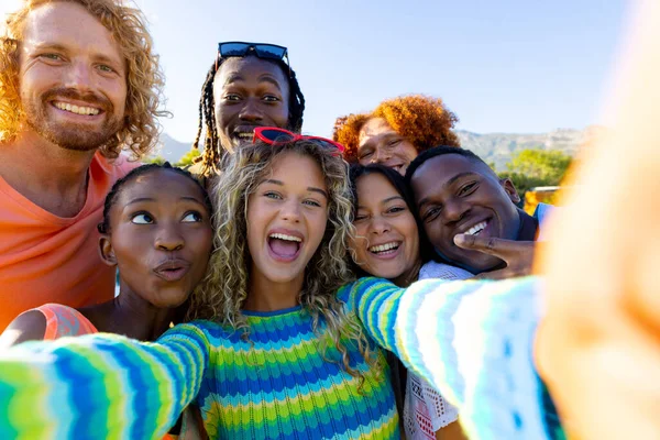 Glad Mångsidig Grupp Vänner Som Har Fest Tar Selfie Trädgården — Stockfoto