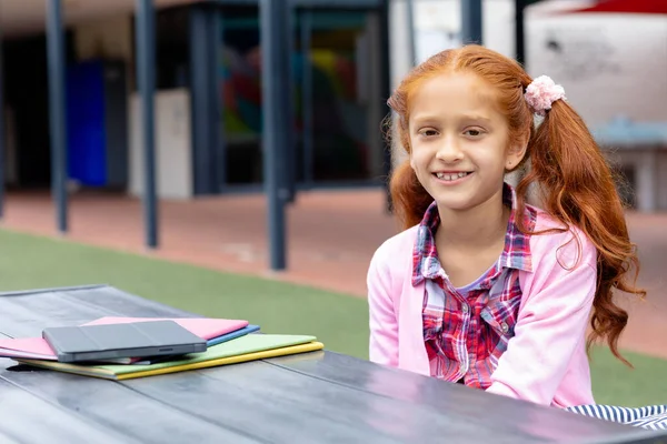 Okul Bahçesinde Kitapları Tabletleri Olan Mutlu Melez Bir Kız Çocuğunun — Stok fotoğraf
