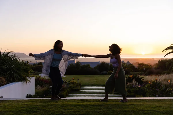 Glückliches Lesbisches Paar Das Garten Bei Sonnenuntergang Tanzt Lebensstil Beziehung — Stockfoto