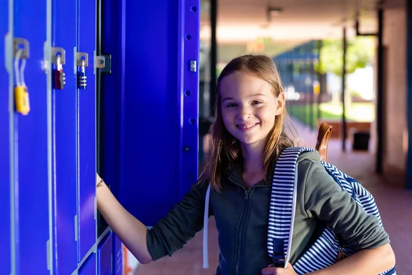 Portret Van Een Glimlachend Blank Schoolmeisje Bij Haar Open Kluisje — Stockfoto