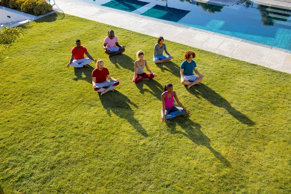 Grupo Diversos Amigos Haciendo Yoga Meditando Jardín Amistad Estilo Vida — Foto de Stock