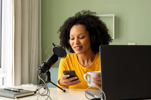 Щаслива Жінка Використовує Навушники Ноутбук Мікрофон Подкастинг Дому Комунікації Технології — стокове фото