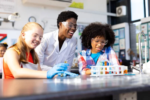 Boldog Sokszínű Tanárnő Két Iskolás Lány Kísérletezik Kémiaórán Oktatás Inkluzivitás — Stock Fotó